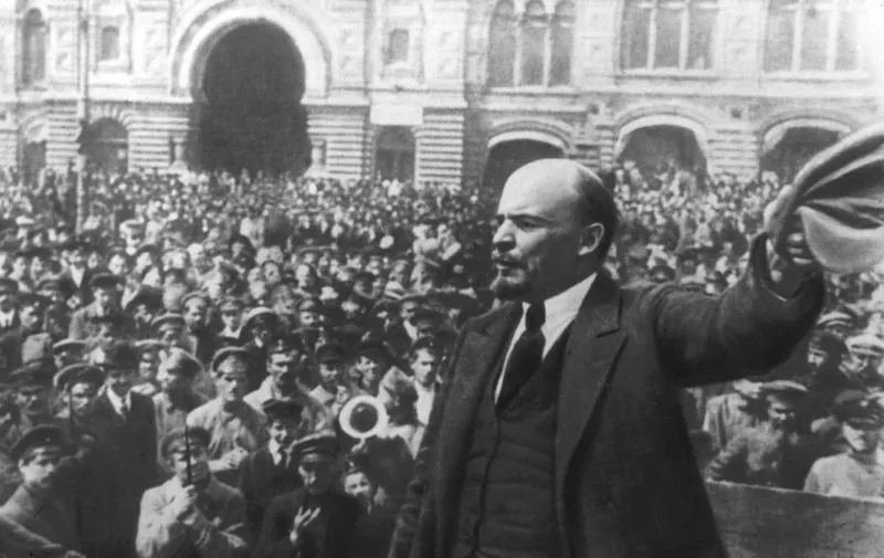 Lenjin se obraća ljudima na Crvenom trgu u Moskvi 25. listopada 1917. 