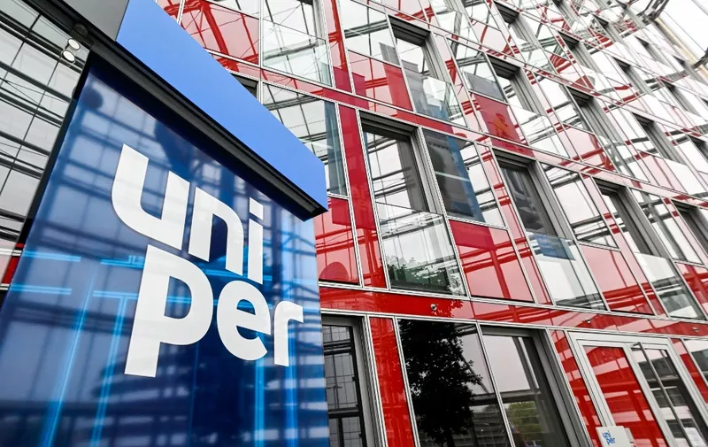 (FILES) This file photo taken on July 22, 2022 shows the logo of energy supplier Uniper in the entrance hall at the company's headquarters in Dusseldorf, western Germany. - Struggling German energy giant Uniper on August 22, 2022 requested extra support from the government as disruptions to the supply of Russian gas and rising prices put the group under further financial stress. (Photo by Ina FASSBENDER / AFP)