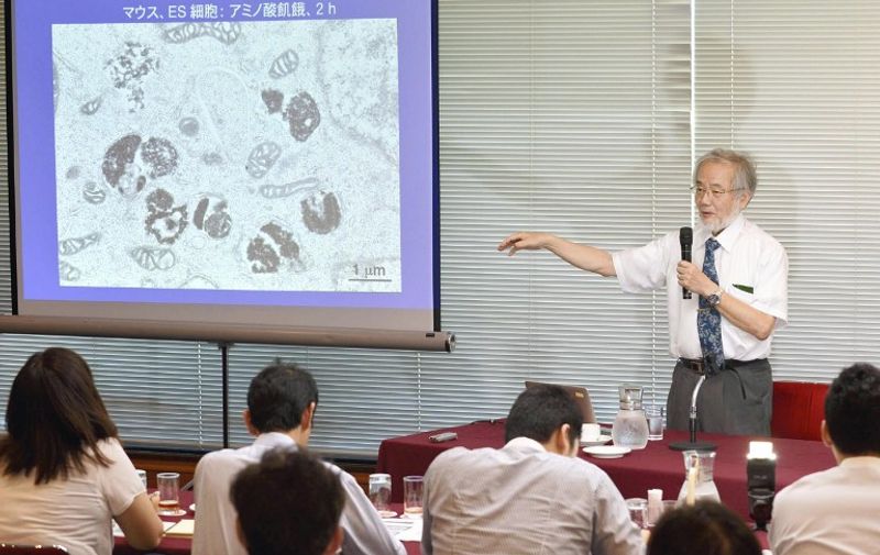 File-Yoshinori Osumi, a 70-year-old honorary professor at Tokyo Institute of Technology lectuers in Tokyo on July 22,  2015. The Nobel  Prize  in Phsiology or Medicine 2016 was awarded to Osumi  for his desicoveries of mechanisms for autophagy.   ( The Yomiuri Shimbun )