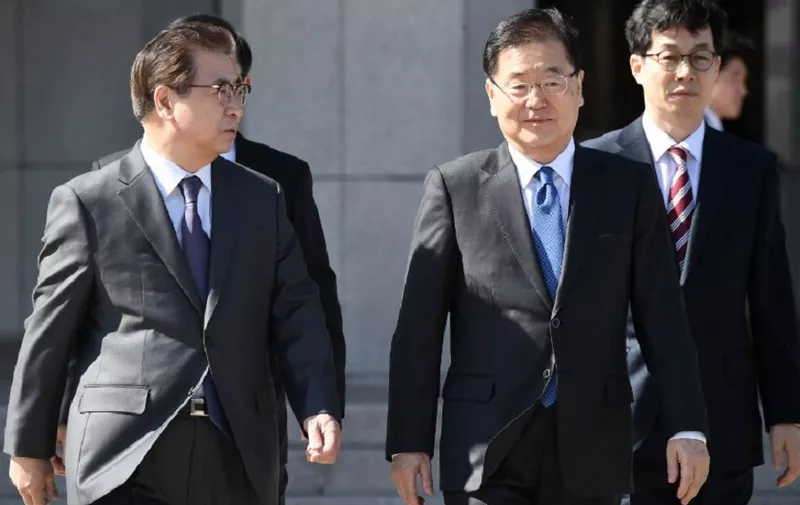 Chung Eui-yong (2nd R), head of the presidential National Security Office, and Suh Hoon (L), the chief of the South's National Intelligence Service, talk before boarding an aircraft as they leave for Pyongyang at a military airport in Seongnam, south of Seoul, on March 5, 2018. 
A South Korean delegation heading to Pyongyang on March 5 will push for talks between the nuclear-armed North and the United States, the group's leader said. / AFP PHOTO / pool / Jung Yeon-je