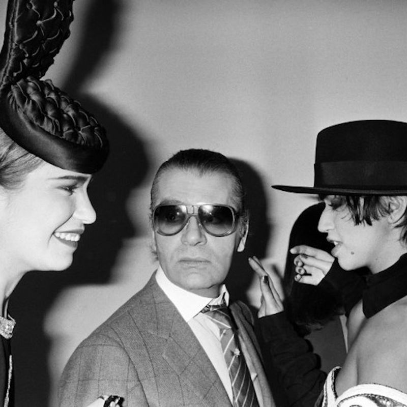 German fashion designer Karl Lagerfeld poses with models on March 23, 1985  at the end of the Chanel autumn-winter 1985/1986 ready-to-wear collection show in Paris.    AFP PHOTO PIERRE GUILLAUD (Photo by PIERRE GUILLAUD / AFP)