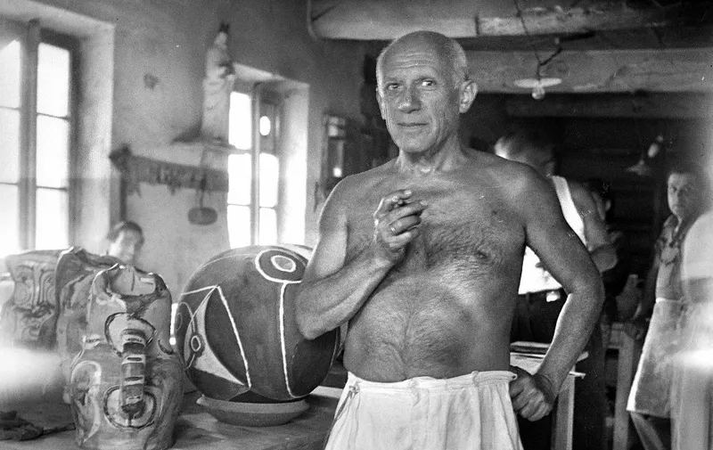 Pablo Picasso (1881-1973), peintre, sculpteur espagnol, dans son atelier ‡ Vallauris (Alpes-Maritimes).     LIP-1069-041 (Photo by © Lipnitzki / Roger-Viollet / Roger-Viollet via AFP)