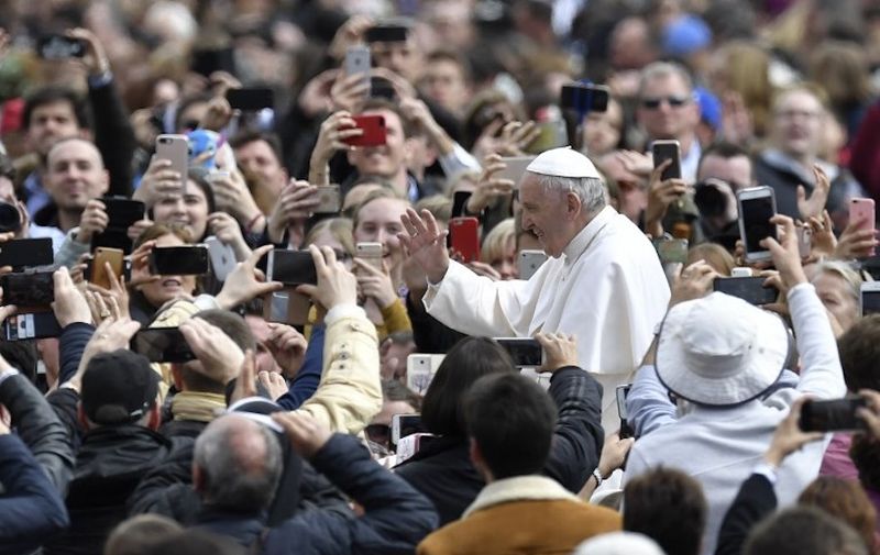 Pope Francis greets the crowd at St Peter's square after the Easter Sunday Mass on April 1, 2018 in Vatican. 
Christians around the world are marking the Holy Week, commemorating the crucifixion of Jesus Christ, leading up to his resurrection on Easter. / AFP PHOTO / Andreas SOLARO