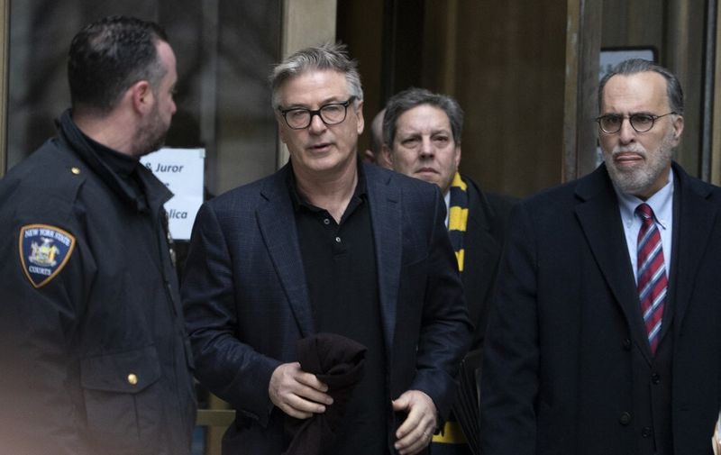Actor Alec Baldwin(C) departs New York County Criminal Court January 23, 2019 in New York. - Alec Baldwin pleaded guilty to a second-degree harassment violation stemming from when he punched a man during a dispute over a New York City parking spot late last year. (Photo by Don EMMERT / AFP)