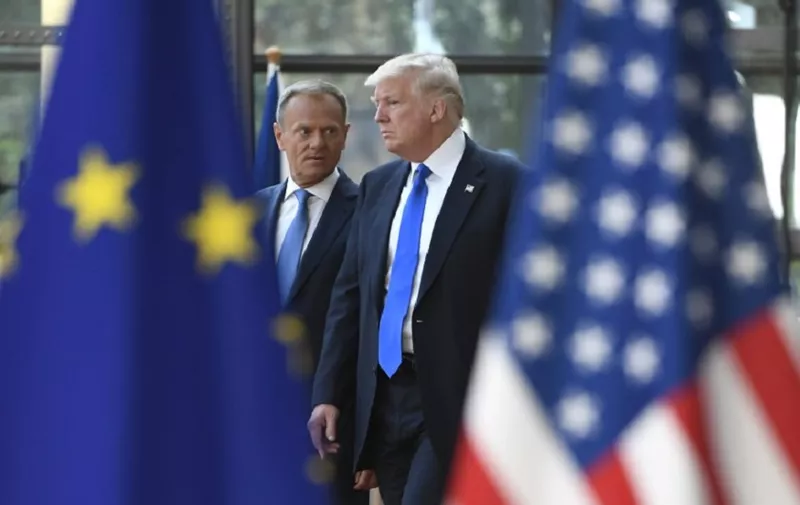 European Council President Donald Tusk (L) speaks to US President Donald Trump (R) as he welcomes him at EU headquarters, as part of the NATO meeting, in Brussels, on May 25, 2017. / AFP PHOTO / EMMANUEL DUNAND