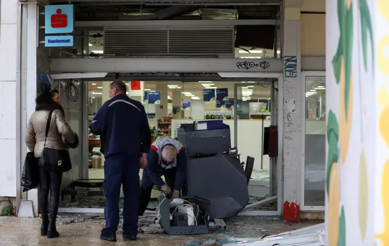 26.11.2021., Rijeka  - Bankomat Erste banke raznesen je u ranim jutarnjim satima na ulazu u trgovinu Brodokomerca u ulici Franje Belulovica.
Photo: Goran Kovacic/PIXSELL