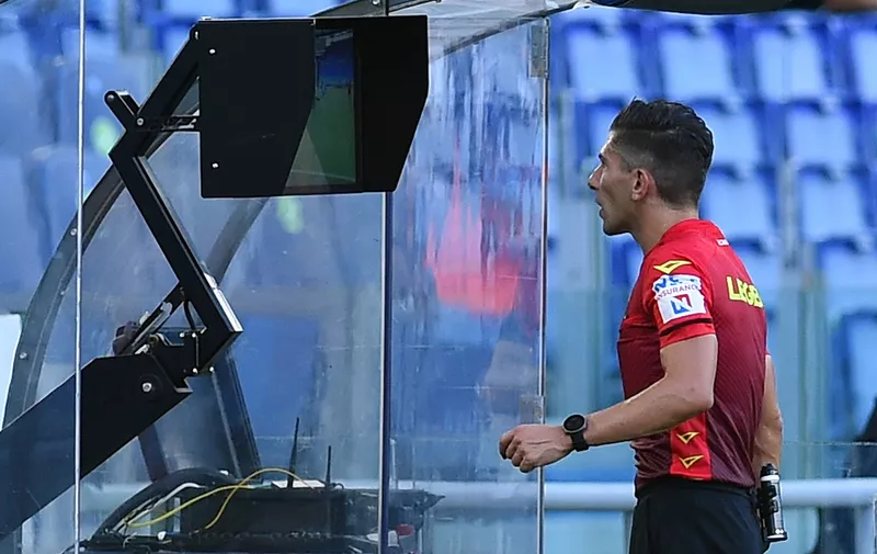 Referee Federico Dionisi while consulting the VAR system during the match Lazio-Spezia at Olympic Stadium. Rome Italy, August 28th, 2021 Rome Italy - ZUMAm169 20210828_zac_m169_022 Copyright: xMassimoxInsabatox