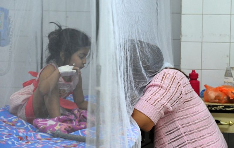 A dengue fever patient is treated at "Hospital Escuela Universitario" in Tegucigalpa on January 29, 2016. The mosquitoes which carry dengue usually proliferate in times of heavy rain with the illness affecting between 50 and 100 million people in the tropics and subtropics each year, resulting in fever, muscle and joint ache. The disease, which is caused by four strains of virus that are spread by the mosquito Aedes aegypti and for which there is no vaccine, can be fatal, developing into hemorrhagic fever which can lead to shock and internal bleeding. Health authorities have issued a national alert against the Aedes aegypti mosquito, vector of the Dengue, Zika and Chikungunya. AFP PHOTO/Orlando SIERRA / AFP / ORLANDO SIERRA