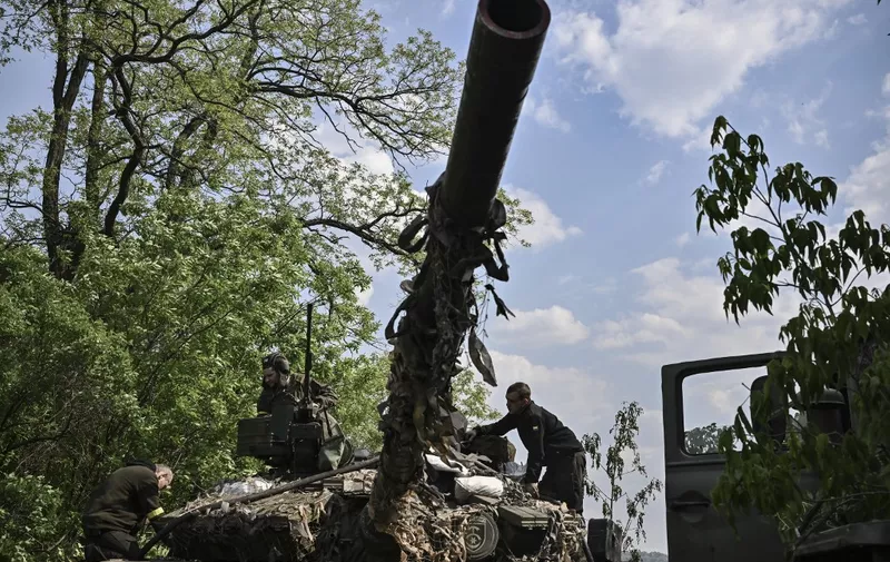 Ukrainian servicemen man a tank at a front line position near the city of Lysychansk, eastern Ukraine, on May 20, 2022. (Photo by ARIS MESSINIS / AFP)