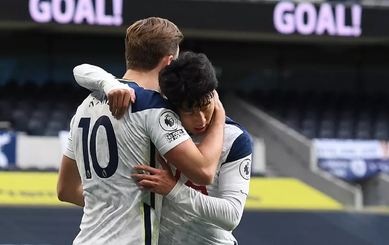 Tottenham Hotspur's English striker Harry Kane (L) celebrates with Tottenham Hotspur's South Korean striker Son Heung-Min after he takes a penalty and scores his team's first goal during the English Premier League football match between Tottenham Hotspur and Leeds United at Tottenham Hotspur Stadium in London, on January 2, 2021. (Photo by Andy Rain / POOL / AFP) / RESTRICTED TO EDITORIAL USE. No use with unauthorized audio, video, data, fixture lists, club/league logos or 'live' services. Online in-match use limited to 120 images. An additional 40 images may be used in extra time. No video emulation. Social media in-match use limited to 120 images. An additional 40 images may be used in extra time. No use in betting publications, games or single club/league/player publications. /