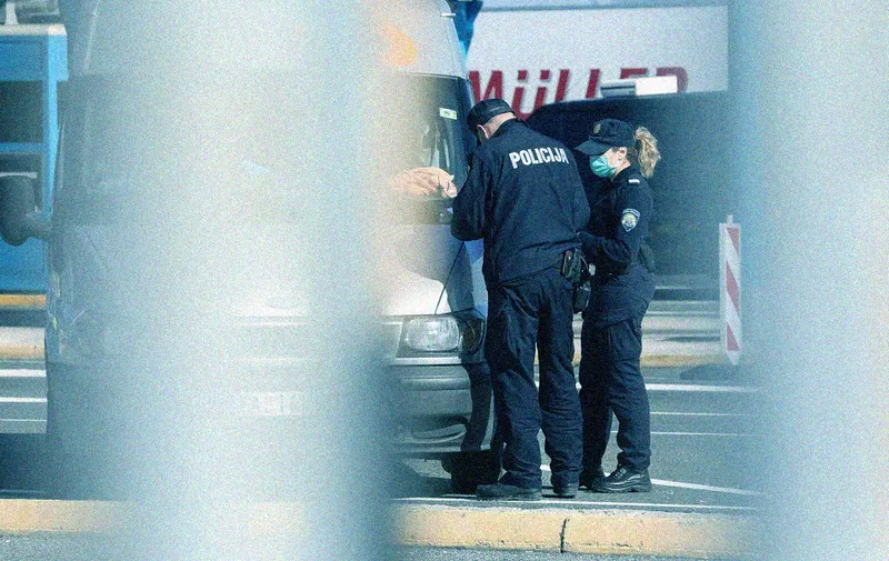 11.03.2020., Zagreb - Pojacan nadzor policijskih sluzbenika na granicnom prijelazu Bregana zbog epidemije koronavirusa. Photo: Robert Anic/PIXSELL