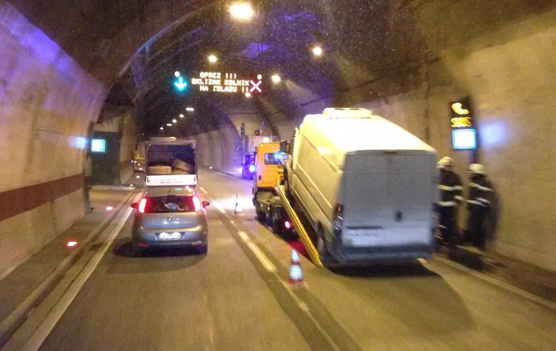 30.12.2014., Mala Kapela - Prometna nesreca u tunelu Mala Kapela. Promet u smjeru mora na A1 je obustavljen. Photo: Borna Filic/PIXSELL
