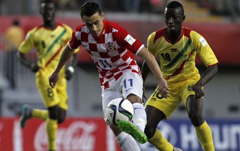 Picture released by Photosport via Aton Chile showing Croatia's Davor Lovren (C) controlling the ball as Mali's Amadou Haidara looks on, during their FIFA U-17 World Cup Chile 2015 football match in Chillan, Chile, on November 1, 2015.  AFP PHOTO / PHOTOSPORT / DRAGOMIR YANKOVIC