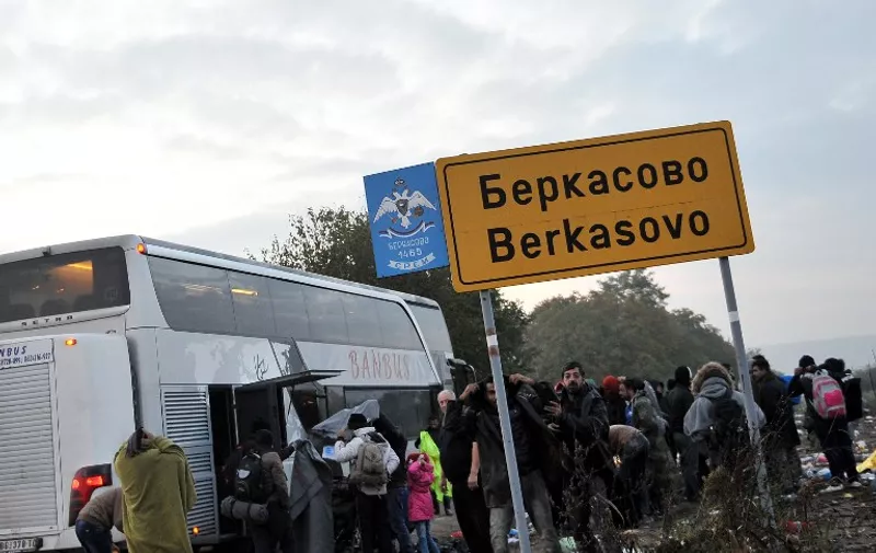 Refugees and migrants disembark from a bus at the Serbian-Croatian border in the village of Berkasovo, near the North-Western Serbian town of Sid, on October 24, 2015 .  The prime ministers of Serbia, Bulgaria and Romania were to hold talks on how to tackle record numbers of migrants at the onset of winter, ahead of a mini-EU summit to discuss a coordinated response. Serbia, Bulgaria and Romania are among the countries on the migrants' route from Turkey up through the Balkans to northern Europe.
 AFP PHOTO / ELVIS BARUKCIC