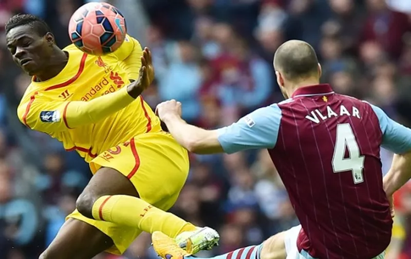Aston Villa's Dutch defender Ron Vlaar (R) kicks the ball past Liverpool's Italian striker Mario Balotelli during the FA Cup semi-final between Aston Villa and Liverpool at Wembley stadium in London on April 19, 2015.
AFP PHOTO / BEN STANSALL
NOT FOR MARKETING OR ADVERTISING USE / RESTRICTED TO EDITORIAL USE