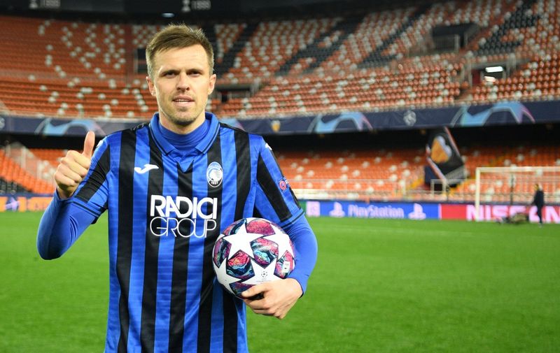 VALENCIA, SPAIN - MARCH 10: (FREE FOR EDITORIAL USE)  In this handout image provided by UEFA, Josip Ilicic of Atalanta poses with the match ball after he scores all 4 goals of the match for his team during the UEFA Champions League round of 16 second leg match between Valencia CF and Atalanta at Estadio Mestalla on March 10, 2020 in Valencia, Spain. (Photo by UEFA - Handout via Getty Images)